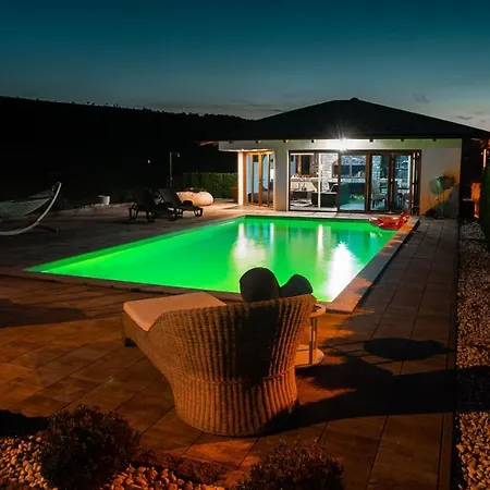 De Luxe Villa *
